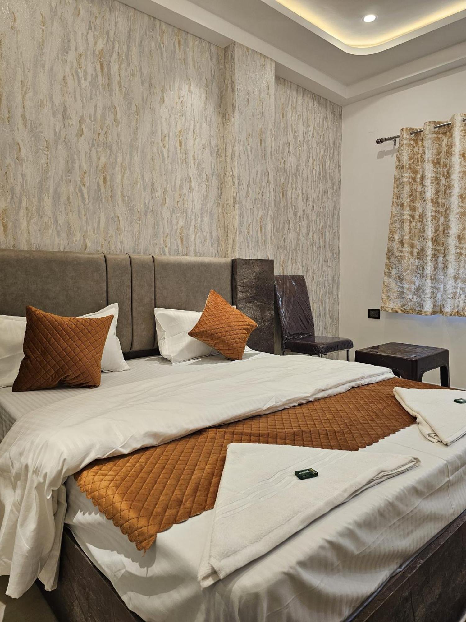 Hotel Mm Grand Varanasi Esterno foto