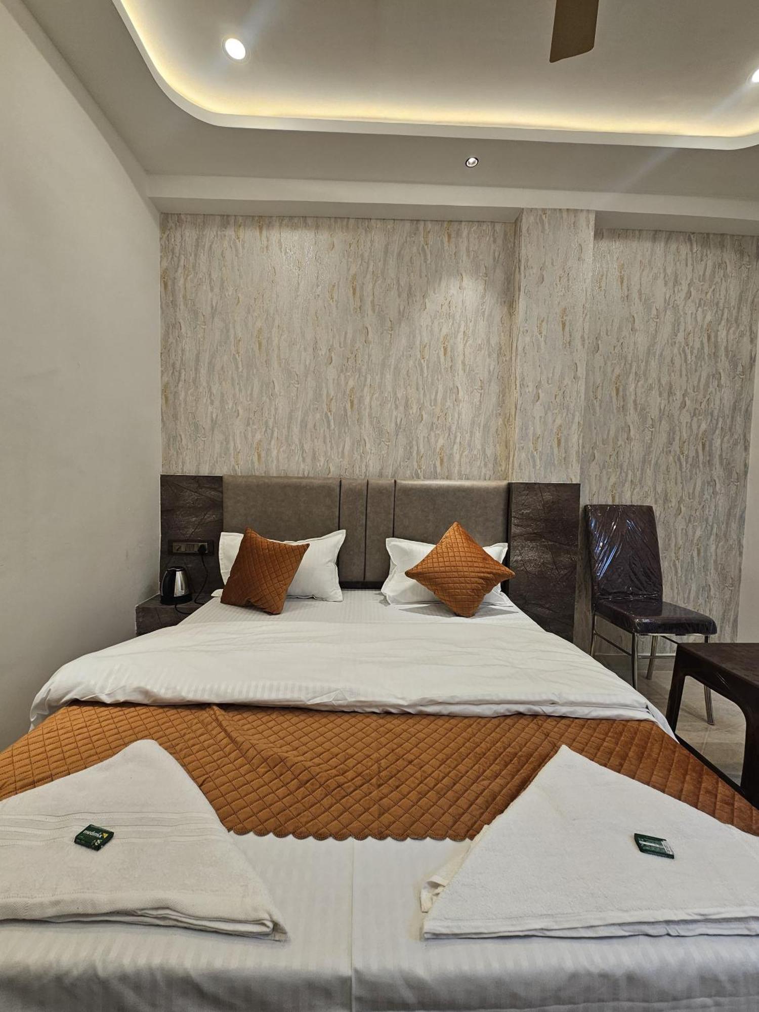 Hotel Mm Grand Varanasi Esterno foto